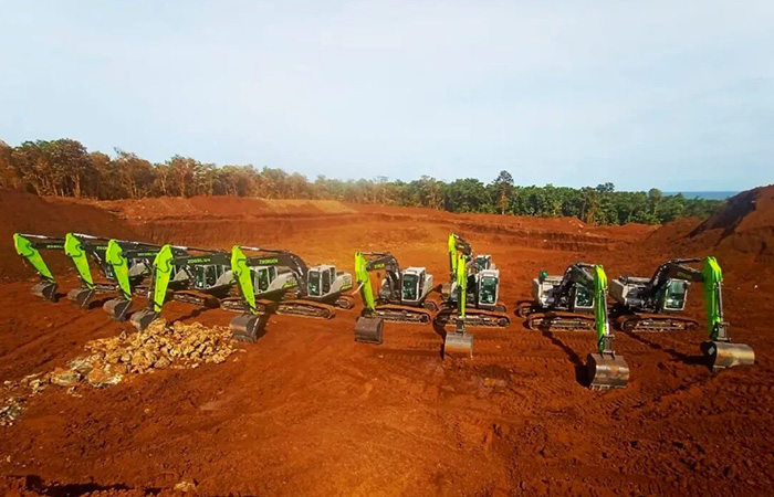 Zoomlion excavators delivered in batches to a mining site in the Philippines.