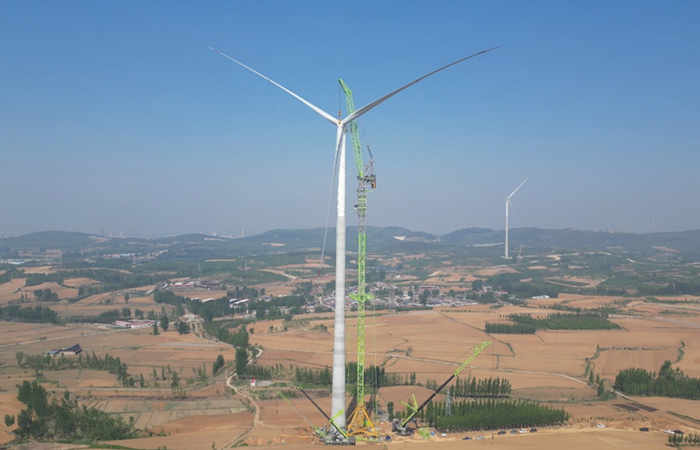 Zoomlion LW2800A-200NA wind power luffing tower crane operates in Qinhuangdao, China.