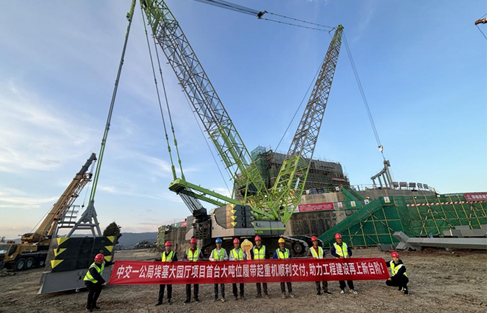 Zoomlion ZCC4000V crawler crane is performing lifting operations in Ethiopia.