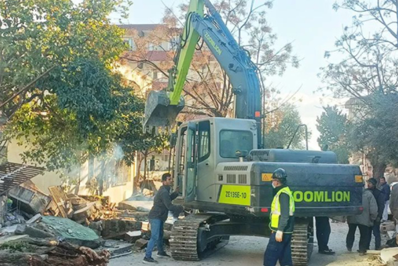 Turkey's Aurora Green on Strong Earthquake Ruins