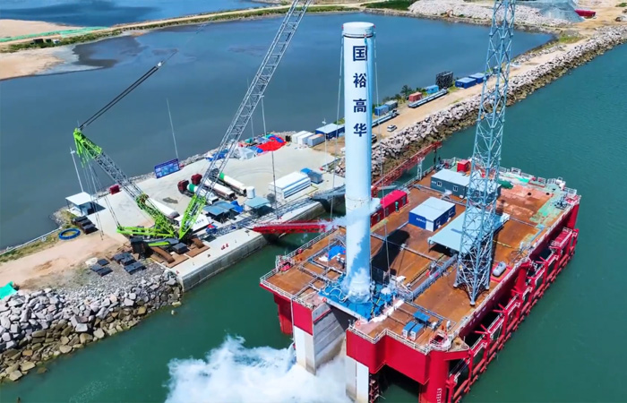 Zoomlion crane assists in the world's first offshore rocket power system test.