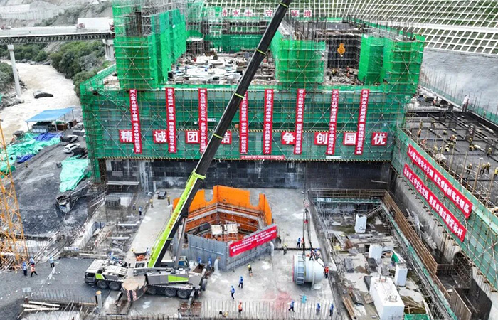 Zoomlion cranes assist in the installation of the world's first 500 MW impulse hydroelectric unit in Tibet.