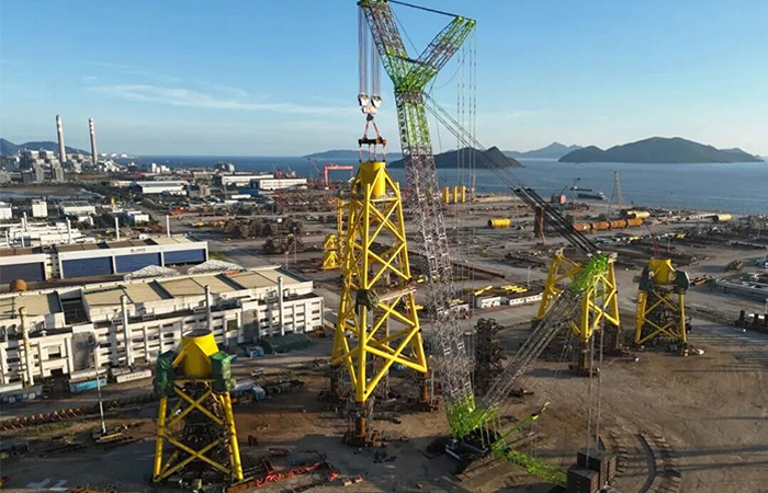 Zoomlion's 4000-ton crawler crane is lifting at the Zhuhai Deepwater Equipment Manufacturing Base.