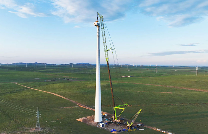 The world's largest 4000-ton all-terrain crane performs wind power hoisting.