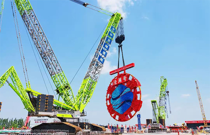 Zoomlion crawler crane assists in the hoisting of China's largest diameter shield machine.