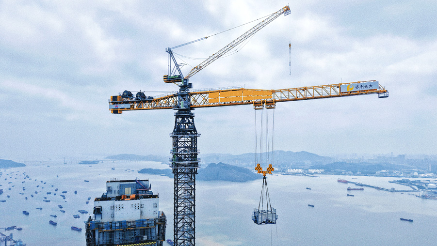 Zoomlion's ultra-large tower cranes, the R20000-720 and R6600-240 in the construction of the Shiziyang Bridge