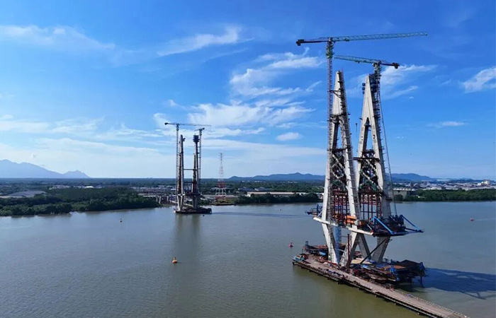 Zoomlion tower cranes assist in the construction of the Sejingkat Bridge in Malaysia.