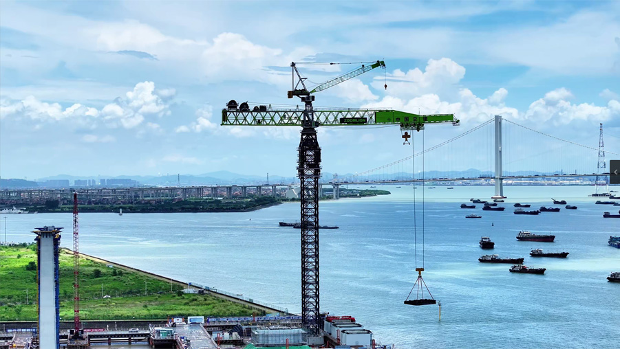Zoomlion's ultra-large tower cranes, the R20000-720 and R6600-240 in the construction of the Shiziyang Bridge