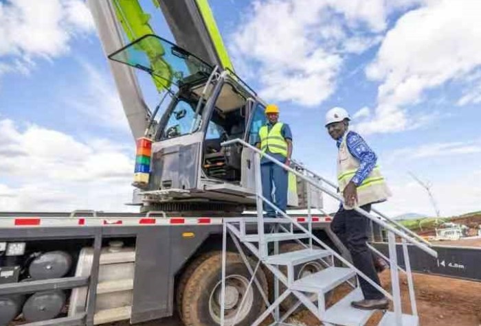 Kenyan President Operates Zoomlion Crane, Praises China’s High-End Intelligent Manufacturing Equipment