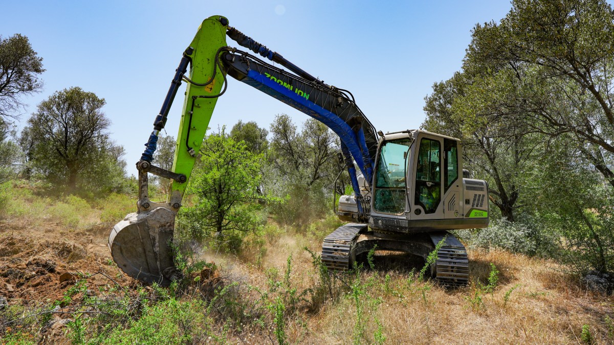 Zoomlion Medium Excavator ZE135G at Izmir, Turkey