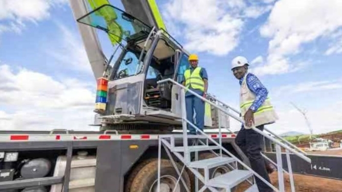 Kenyan President Operates Zoomlion Crane, Praises China’s High-End Intelligent Manufacturing Equipment