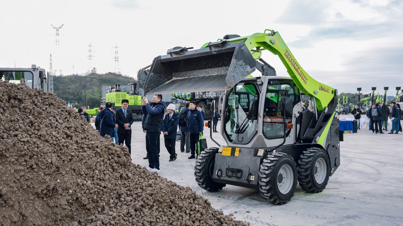 Zoomlion hosts the new compact earthmoving equipment exhibition&global distributor conference