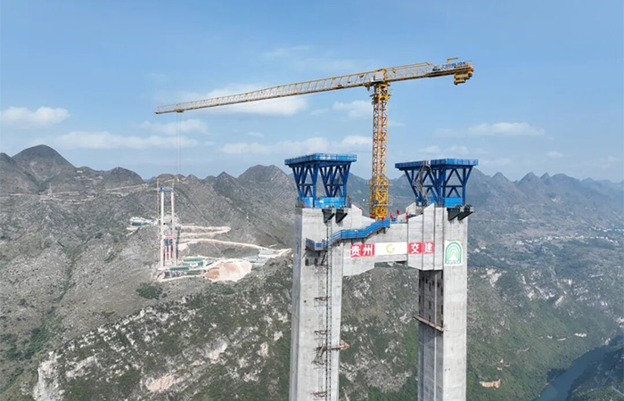 Zoomlion tower cranes assist in the construction of the Huajiang Grand Canyon Bridge, the world's tallest bridge.