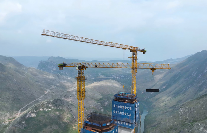 Zoomlion tower cranes assist in the construction of the Huajiang Grand Canyon Bridge, the world's tallest bridge.
