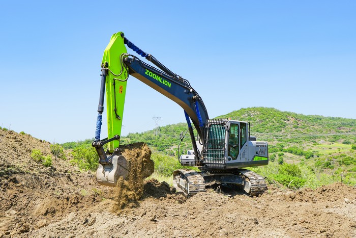 Zoomlion Delivers Batch of Excavators to Singapore, Supporting Expansion of World's Most Beautiful Airport